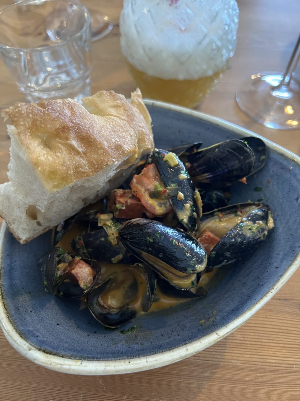 Mussels with bread
